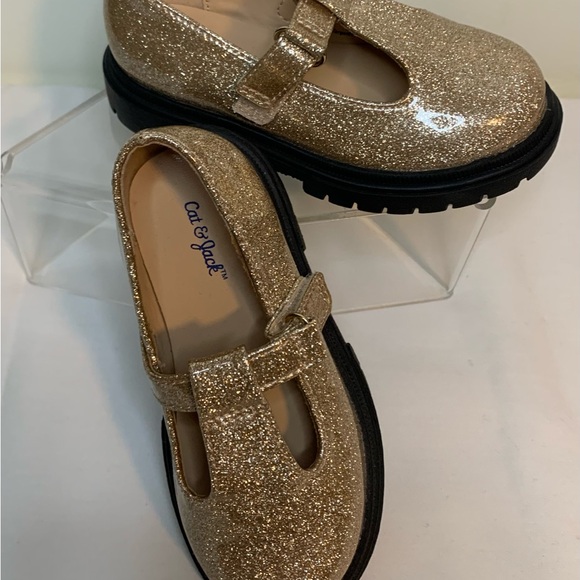 Cat & Jack Glittery Gold Kids Dress Shoes.
Size 8 - Picture 3 of 5